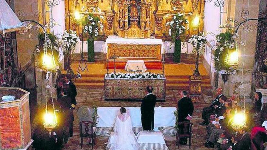 Una pareja formaliza su unión en la iglesia. / p. martínez
