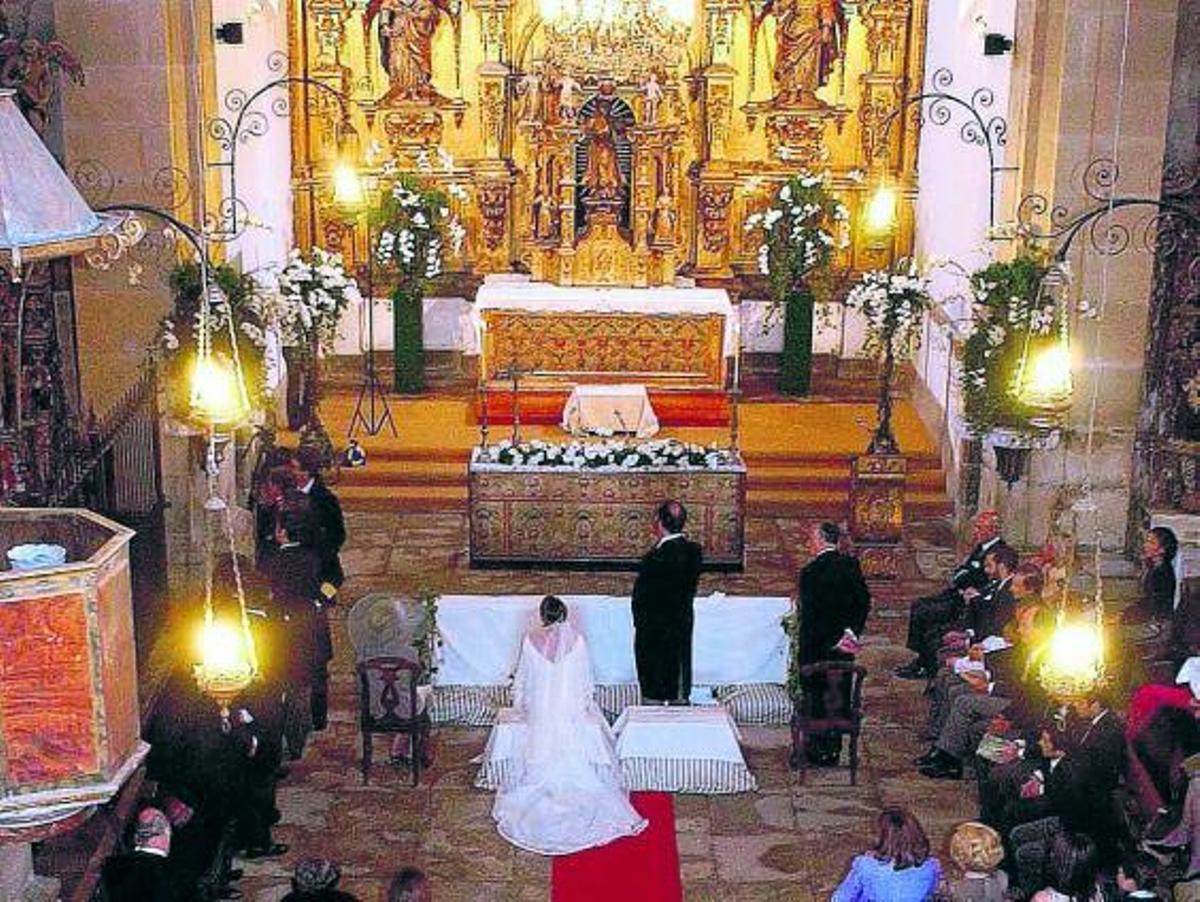 Una pareja formaliza su unión en la iglesia. / p. martínez