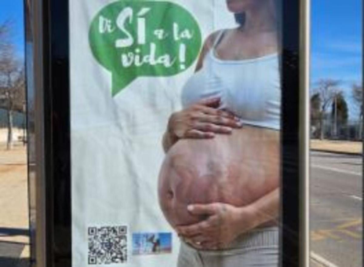 Anuncio antiabortista impulsado por el consistorio en una marquesina de Torrent