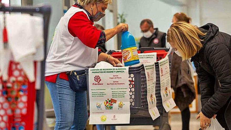 Voluntarias recogen alimentos para Cáritas en Marbella.