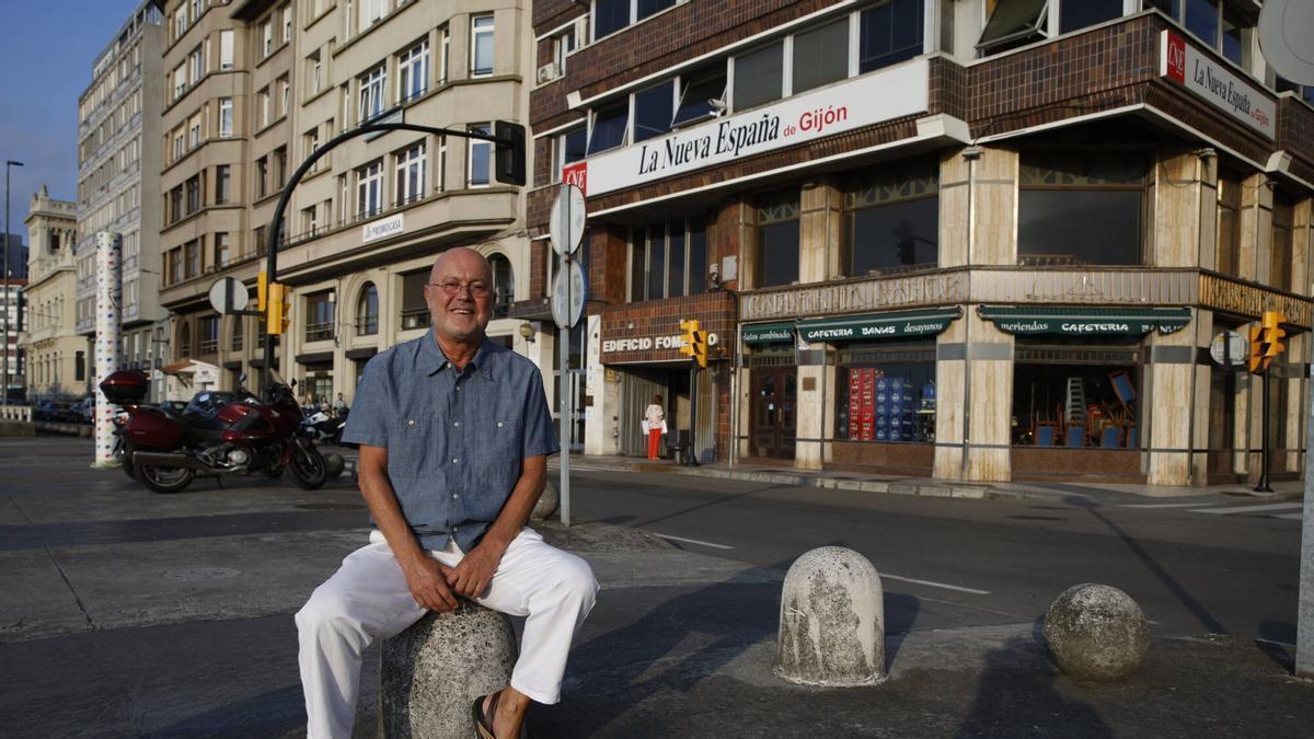Ignacio Robles Alcalde en Fomento, con el local de la cafetería Banús al fondo, en la esquina de la calle.