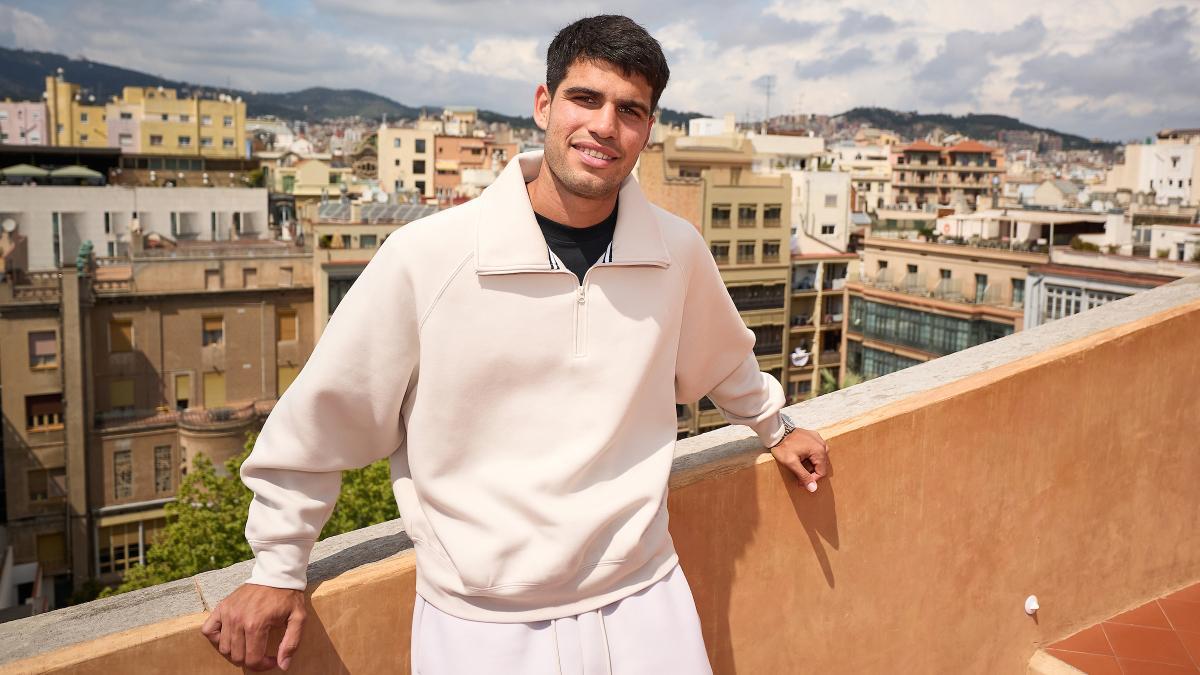 Alcaraz posa en la presentación del torneo en la Pedrera.