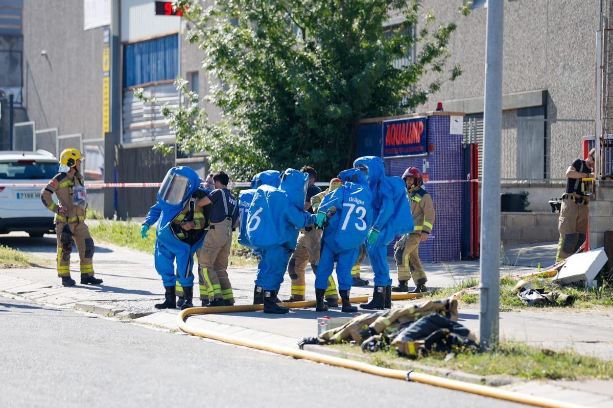 Imatges dels Bombers de la Generalitat treballant en la fuita al polígon de Bufalvent de Manresa