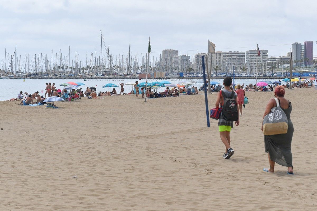 Un sábado de playa en Las Alcaravaneras (21/08/21)