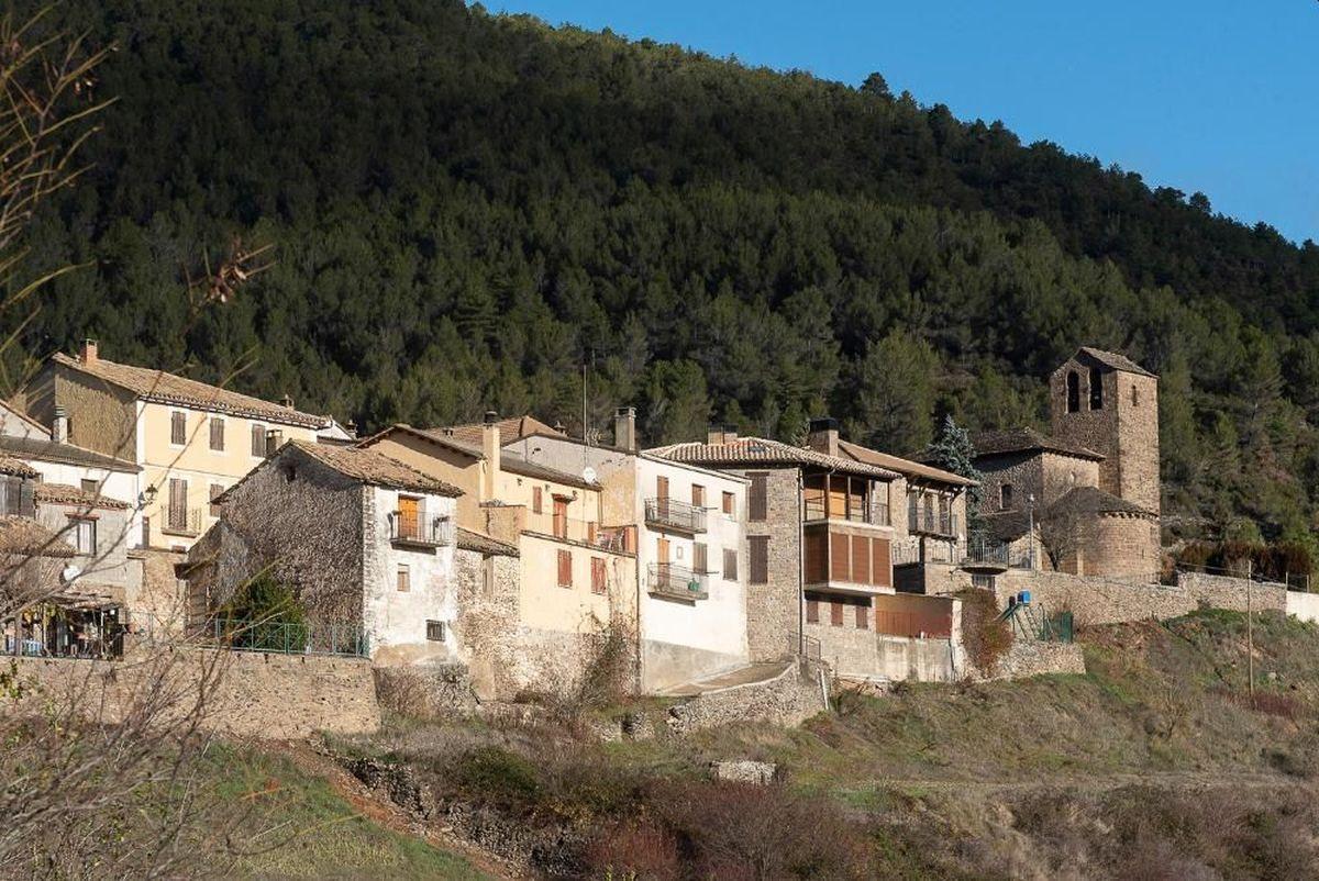 El pueblo de Santa María de la Peña, a orillas del Embalse de la Peña, en Huesca.