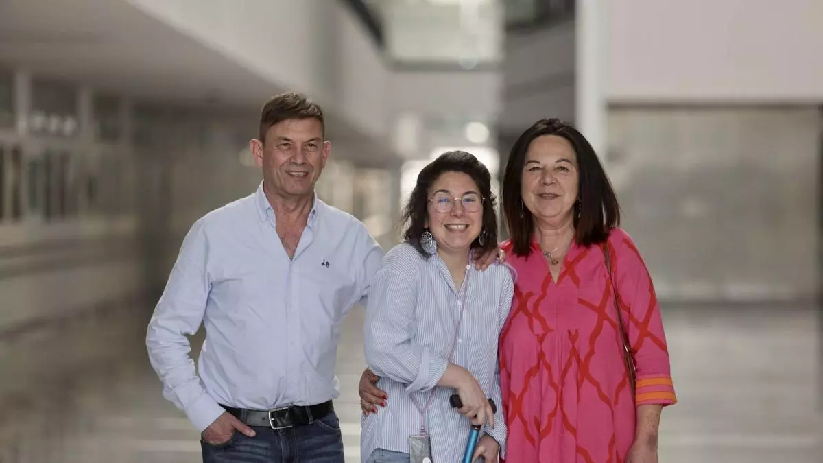 Sabel Noriega, la castrillonense de 32 años con una enfermedad rara que ha sacado tres titulaciones universitarias: "Mis padres siempre me dijeron que no hay nada imposible"