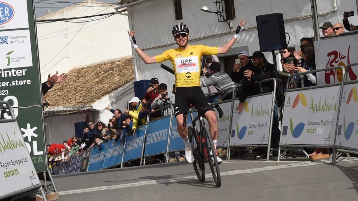 Tadej Pogacar celebra la victoria en la meta de Iznájar de la pasada edición de la Vuelta a Andalucía.