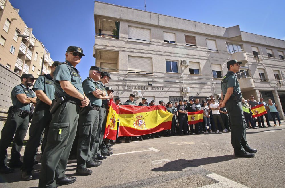 La Guardia Civil, agentes de la Policía Nacional y Local de Torrevieja protagonizaron una concentración de apoyo a la labor de las Fuerzas de Seguridad del Estado en Cataluña