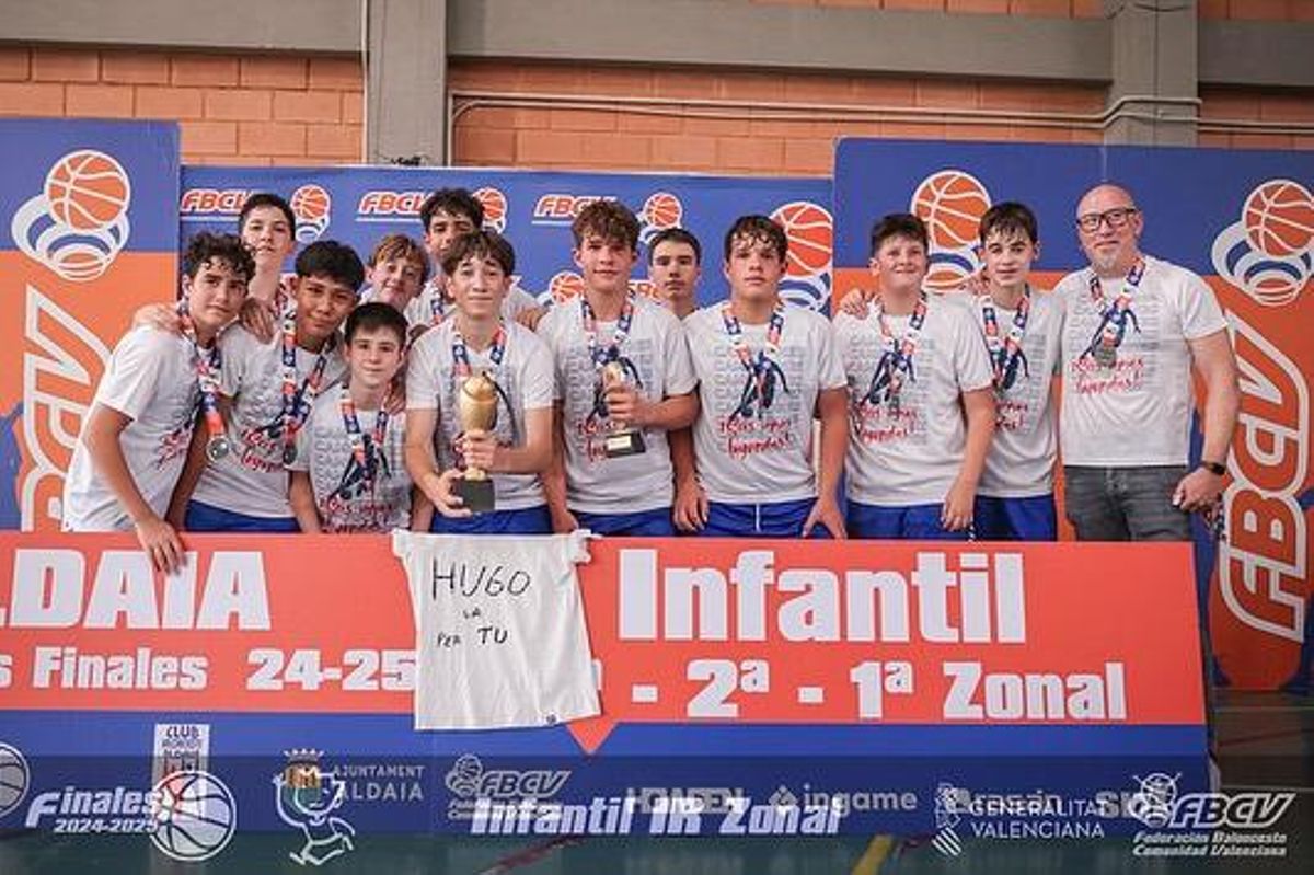 El equipo infantil del Ontinyent CB que ha logrado el ascenso, con el trofeo de campeón.
