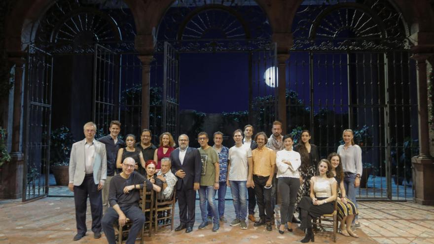 El elenco de «La nozze di Figaro», ayer en Les Arts, con el director musical y escénico de la obra y el responsable artístico del teatro valenciano.