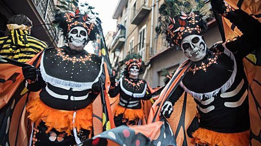 Imatge de l&#039;any passat de la rua de disfresses de dissabte a la tarda, que enguany escurçarà el recorregut