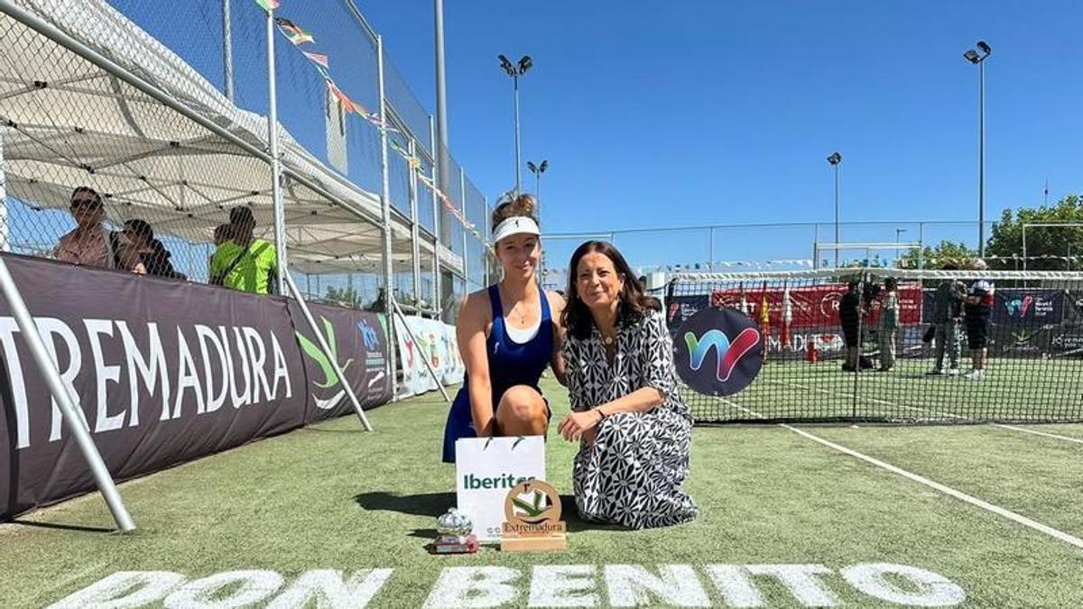 La ganadora del certamen posa junto a la alcaldesa de Don Benito, Elisabeth Medina.
