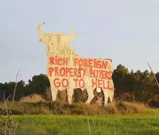 Vuelven las pintadas contra los extranjeros ricos que compran casas en Mallorca: "Iros al infierno"