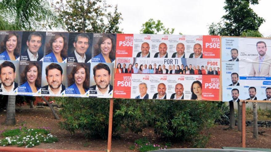 Cartelería de CC, PSOE y PP en el Puerto de la Cruz en las elecciones de 2015.