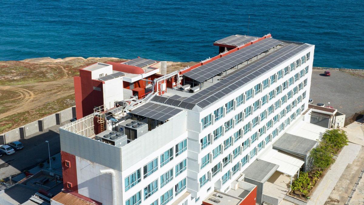 La cubierta del centro Icot de La Estrella acoge desde ayer la instalación de 174 paneles fotovoltaicos.