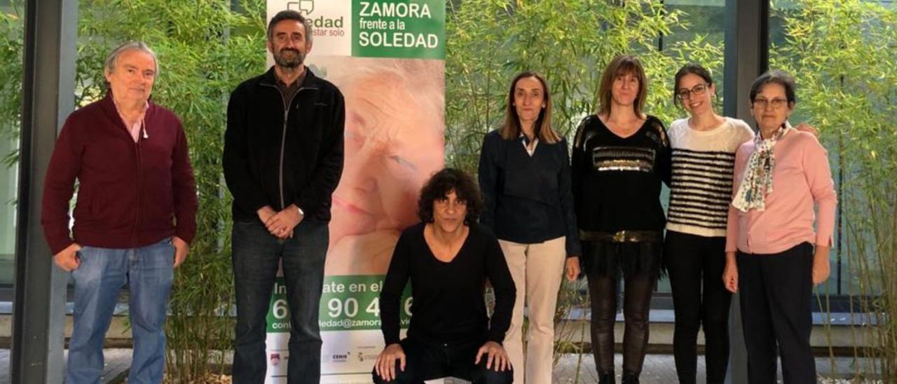 La directora del proyecto (agachada) con compañeros de la Escuela de Enfermería de Zamora.