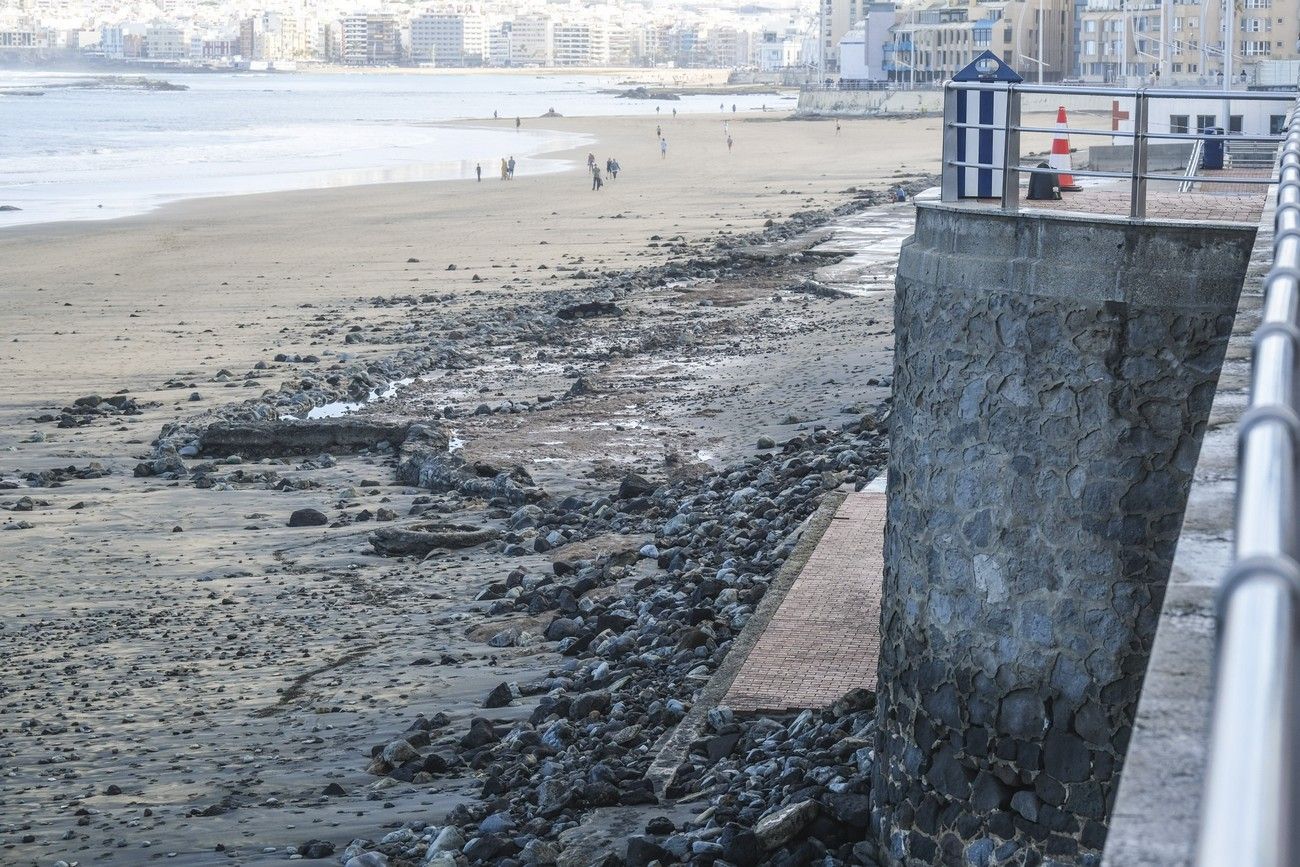 Restos de tuberías y otras infraestructuras en La Cícer, en la playa de Las Canteras