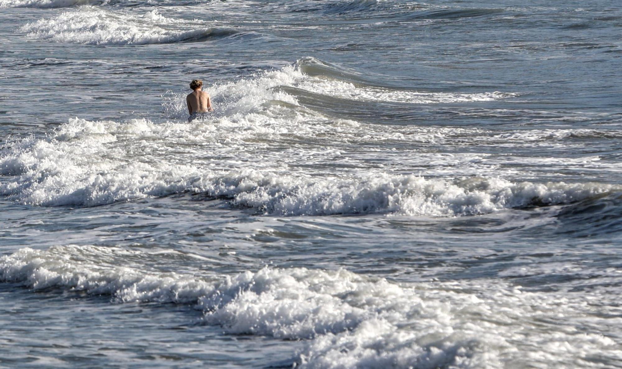 El temporal de Isaack golpea la playa del Postiguet de Alicante