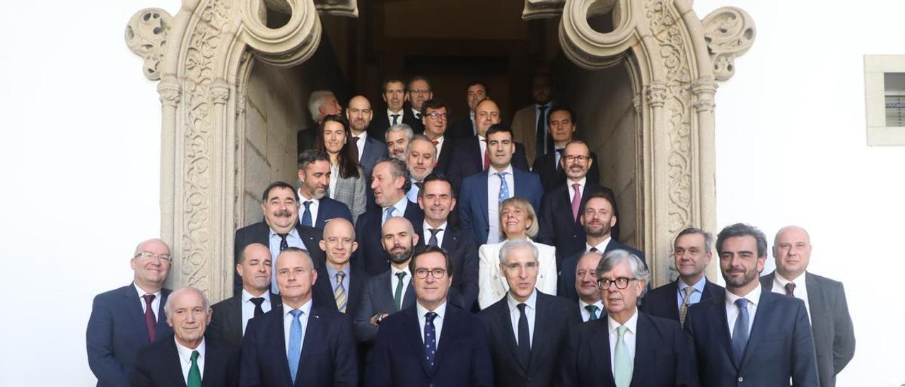 El presidente de la CEOE Antonio Garamendi con empresarios en Santiago.