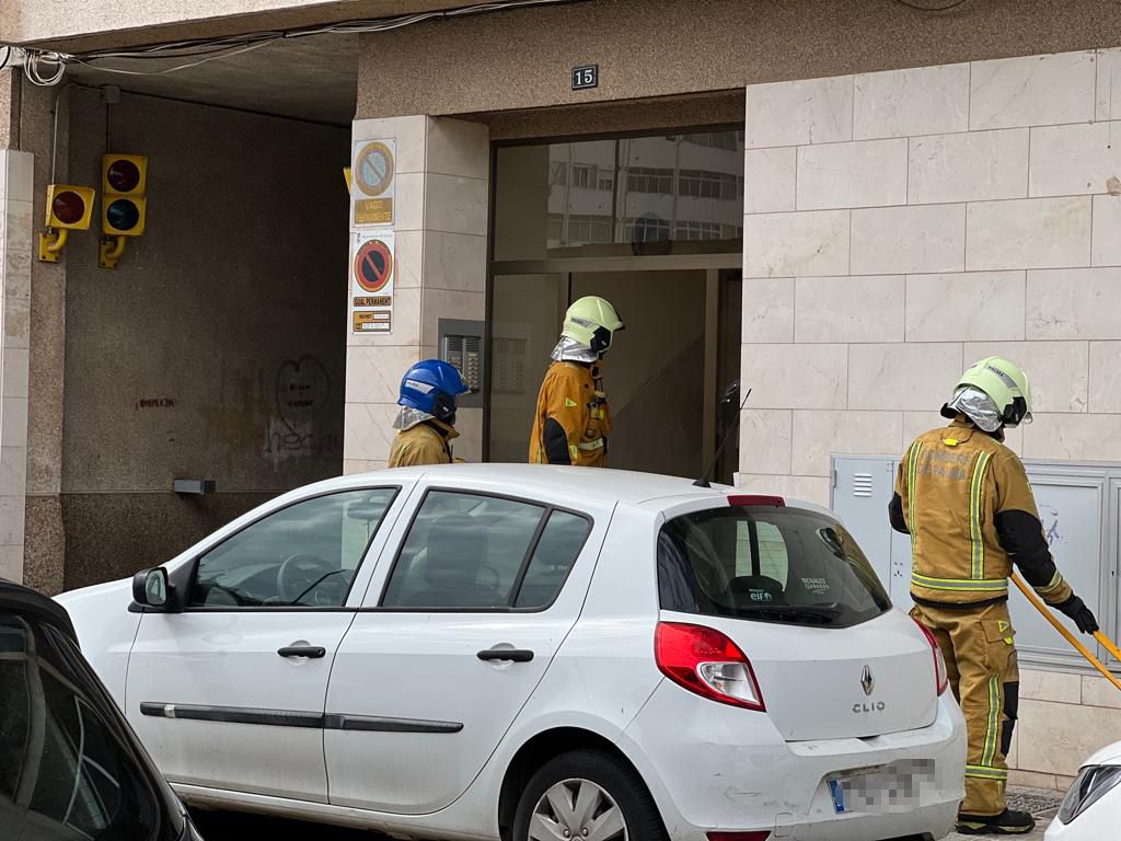 Desalojan un edificio de cinco plantas en Palma al declararse un incendio en el ático