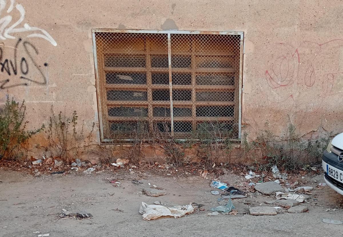 Calle colindante entre Sant Joan Despí y Cornellà, suciedad acumulada en una vieja fábrica.