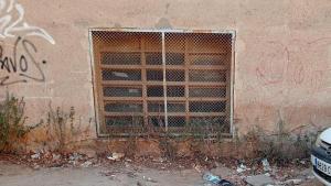 Calle colindante entre Sant Joan Despí y Cornellà, suciedad acumulada en una vieja fábrica.