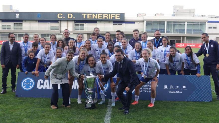 La entrega del trofeo a las ganadoras.