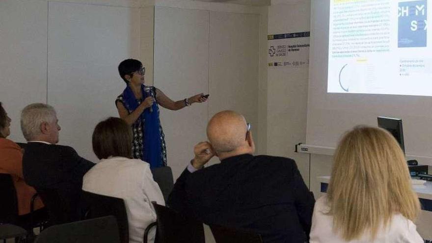 La doctora Miralles durante su ponencia de chemsex ayer en la jornada del CHUO. // Enzo Sarmiento