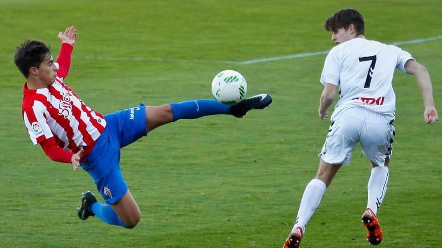 El rojiblanco Carlos Cordero corta el balón ante la mirada de Ánder Garmendia.