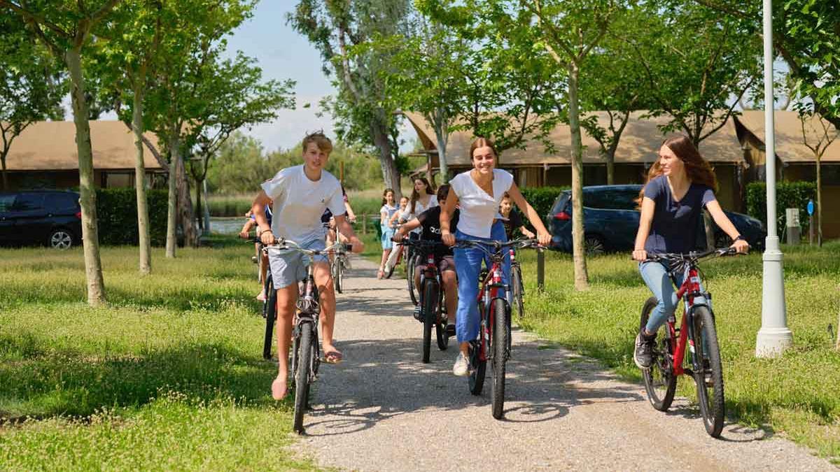 Jóvenes en bicicleta en el Camping Nautic Almata.