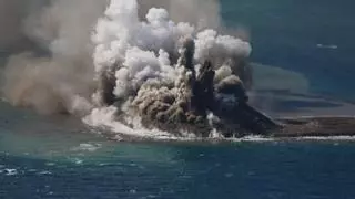 Una poderosa erupción de un volcán submarino hace emerger una isla en Japón