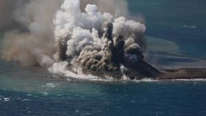 Columnas de humo se elevan desde la nueva isla, después de un volcán reciente en Iwo Jima el 3 de noviembre.