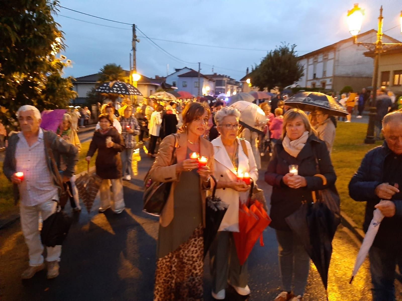 Cientos de personas acompañan al Ecce Homo de Noreña en la procesión de bajada a la iglesia