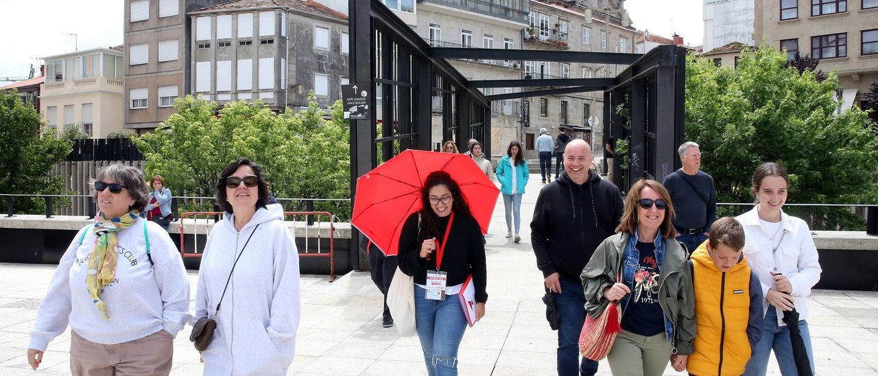 Un grupo de turistas españoles, de visita por Vigo en junio