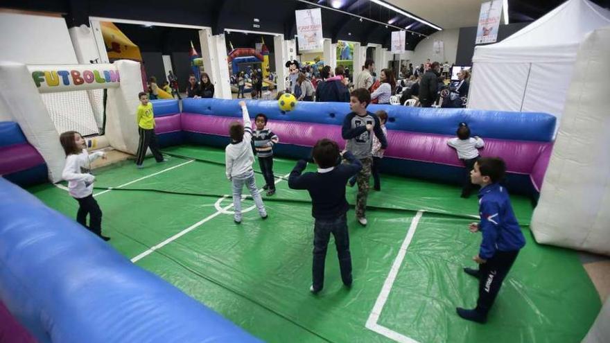 Unos niños se divierten en el futbolín de la Fundación del Celta en la Estación Marítima. // Adrián Irago