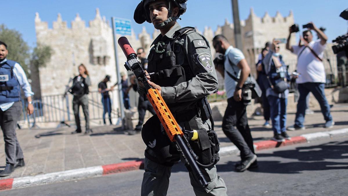 Un miembro de las fuerzas de seguridad israelíes toma posición durante enfrentamientos cerca de la Puerta de Damasco de la Ciudad Vieja de Jerusalén.