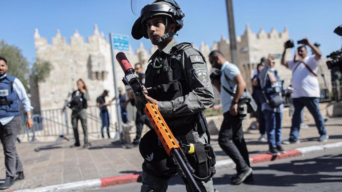 Un miembro de las fuerzas de seguridad israelíes toma posición durante enfrentamientos cerca de la Puerta de Damasco de la Ciudad Vieja de Jerusalén.