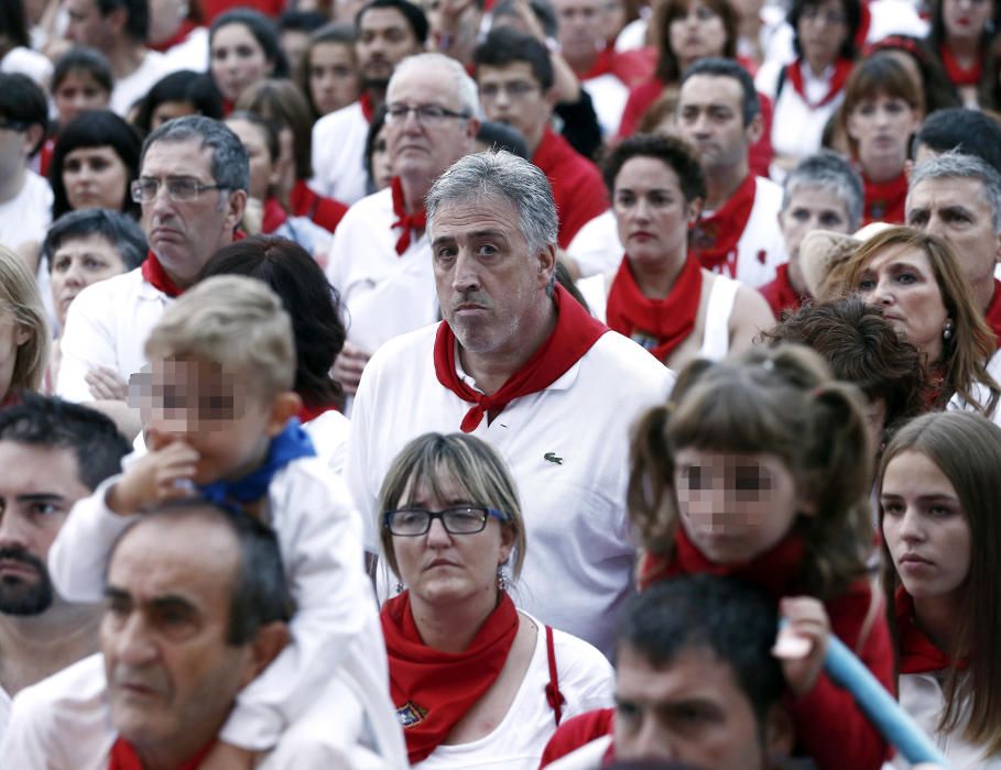 Miles de pamploneses han llenado este lunes la plaza del Castillo para expresar nuevamente su rechazo a las agresiones sexuales ocurridas en los Sanfermines.