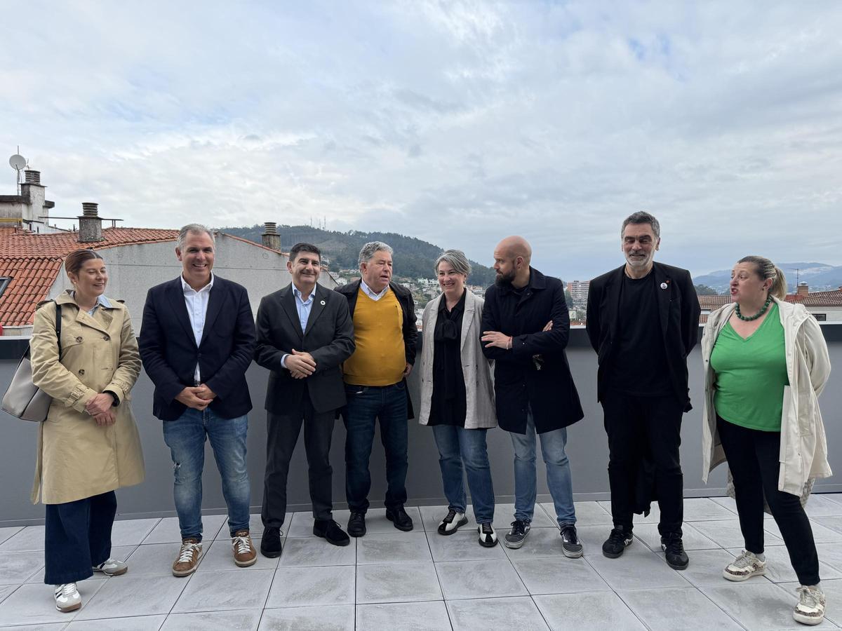 Las autoridades en la terraza del edificio.