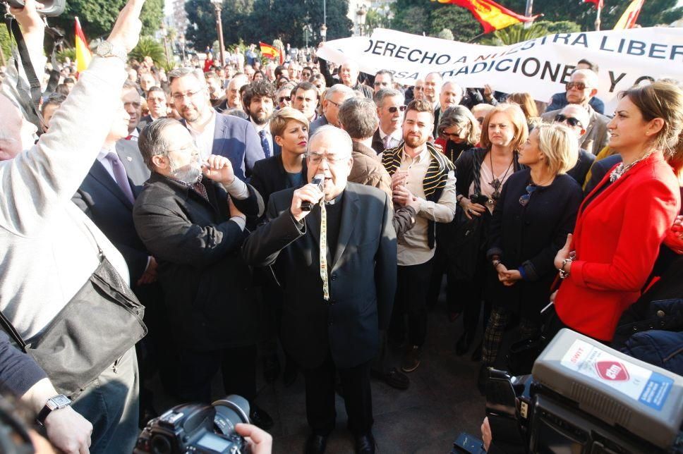 Los cofrades se manifiestan por la Semana Santa tradicional