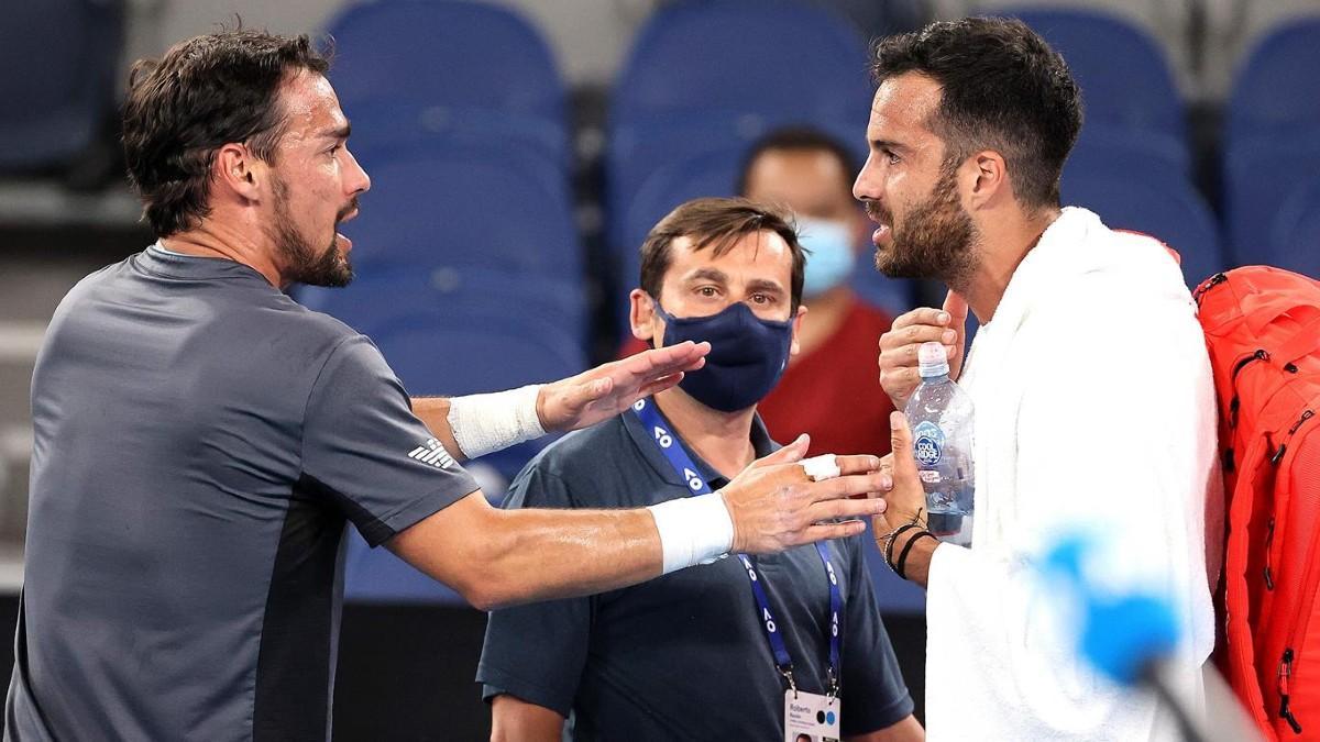 Salvatore Caruso y Fabio Fognini discuten tras finalizar su partido