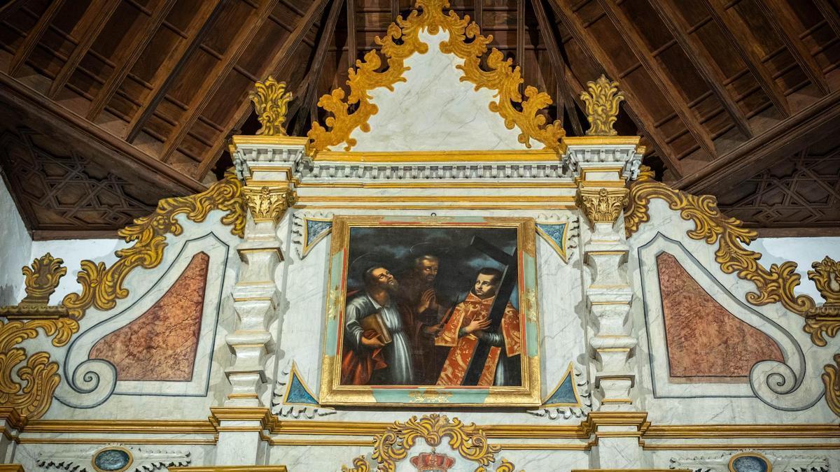 Detalle del retablo restaurado de Santiago Apóstol en la iglesia de La Concepción