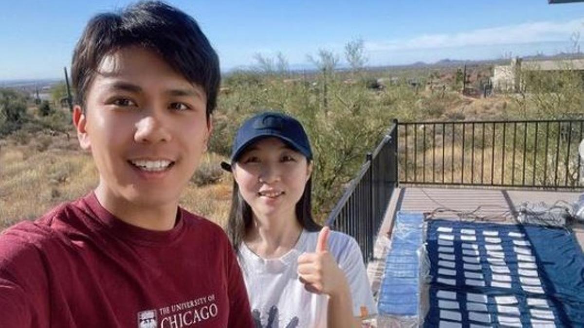 Chenxi Sui y Ronghui Wu probando el nuevo tejido en Arizona.
