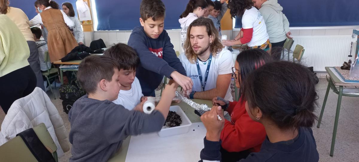 Los científicos marinos compartieron actividades y experimentos con el alumnado de 5ª y 6º durante su visita al CEIP San Salvador.  