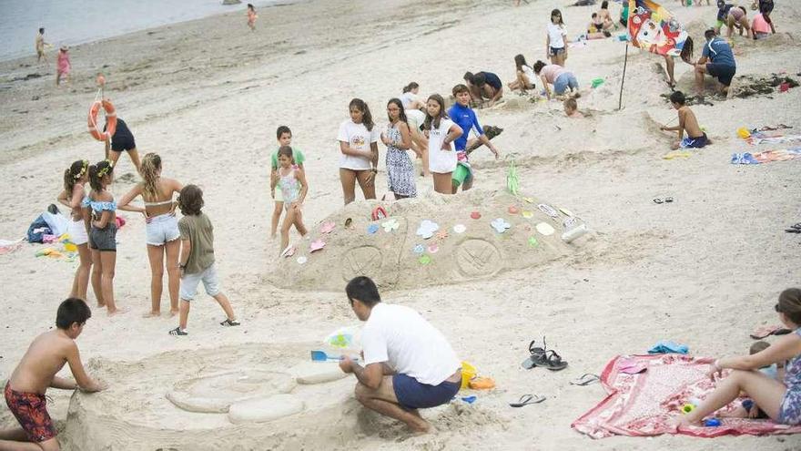 Ambiente, ayer, en el certamen de esculturas de arena en la playa de Santa Cruz.