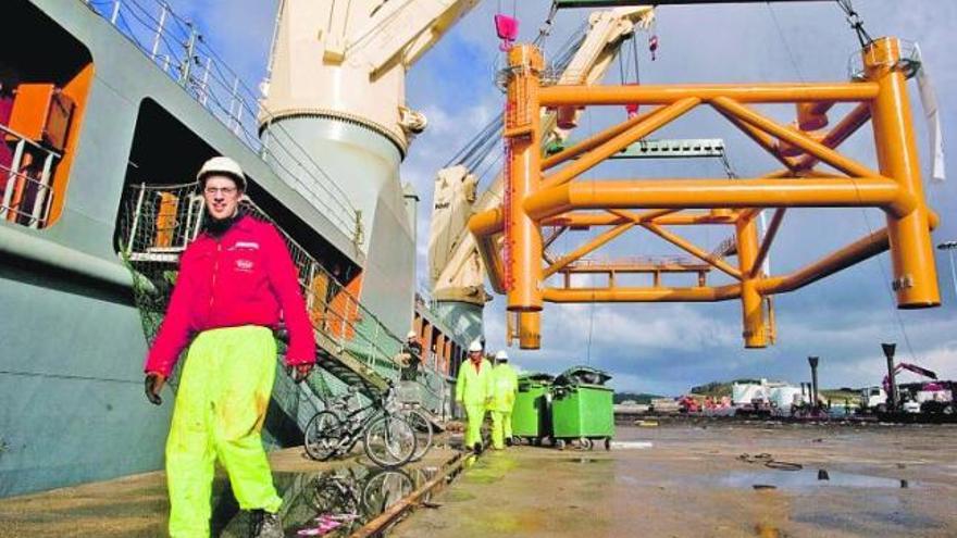 Embarque, el pasado miércoles, de una pieza para un parque eólico marino en el puerto de Avilés.