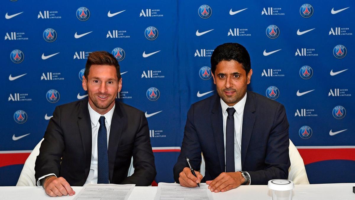 Leo Messi firma su contrato junto a Nasser Al-Khelaïfi, presidente del PSG