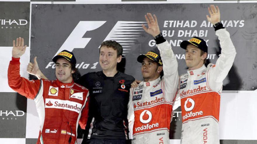 Fernando Alonso, Lewis Hamilton i Jenson Button al capdemunt del podi del circuit de Yas Marina.