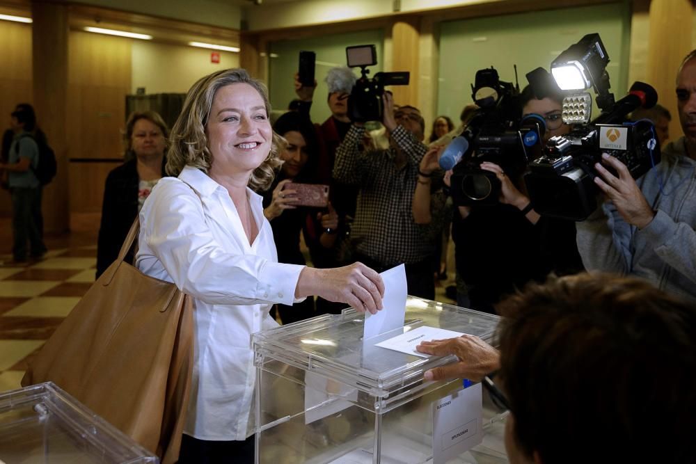 Ana Oramas vota en la capital tinerfeña.