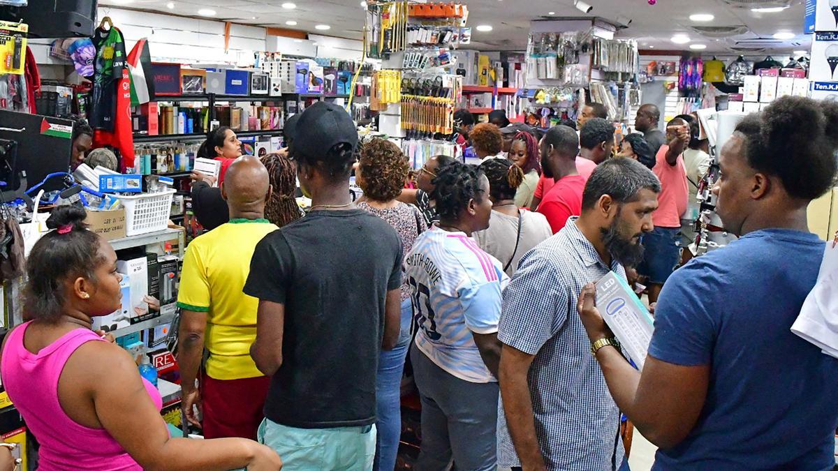 Varias personas compran provisiones en un supermercado ante la llegada del huracán 'Beryl' en Bridgetown, Barbados, el 30 de junio de 2024.